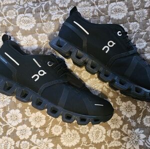 On Running Shoes CLOUD 6 *LIKE NEW*